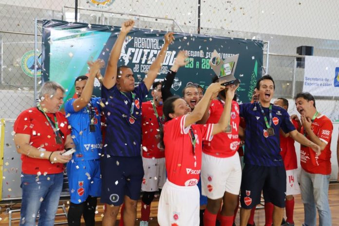 foto da equipe do vila nova comemorando título no futebol de cegos