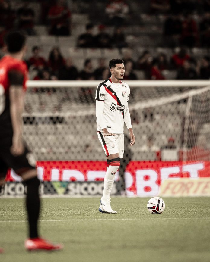 Alix Vinícius em Athletico-PR x Atlético-GO - 11ª rodada da Série B 2025