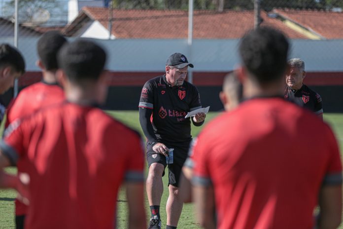 FÁBIO MATIAS E ELENCO ATLÉTICO-GO FOTO BRUNO CORSINO ACG