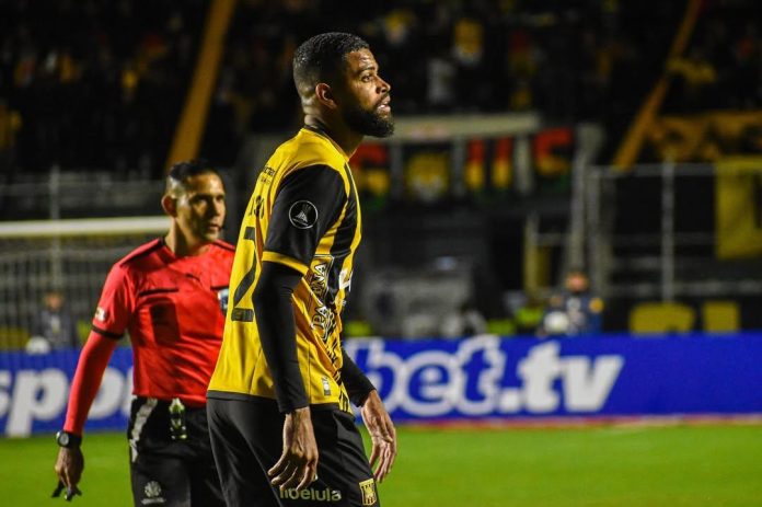 Felipe Castro, volante de 30 anos, novo reforço do Atlético-GO para a Série B 2025
