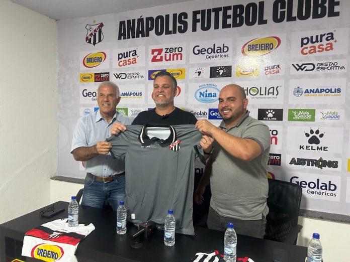 GABARDO JUNIOR AFC FOTO DO TÉCNICO GABARDO JÚNIOR EM APRESENTAÇÃO NO ANÁPOLIS FUTEBOL CLUBE
