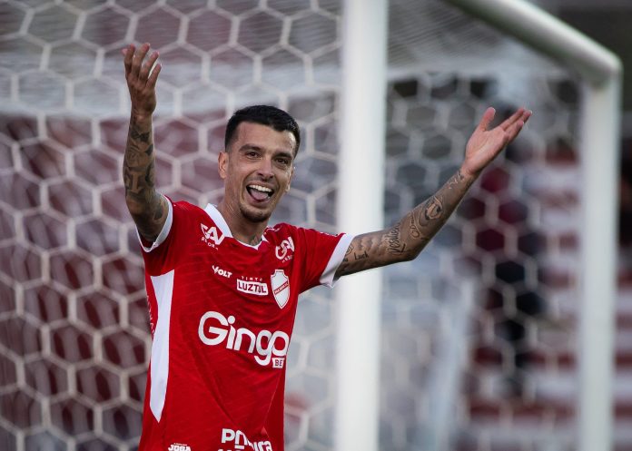 Bruno Xavier celebra gol da vitória em Vila Nova 1x0 Atlético-GO - 14ª rodada da Série B 2025
