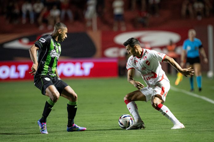 Guilherme Parede dribla em Vila Nova x América MG - 12ª rodada da Série B 2025