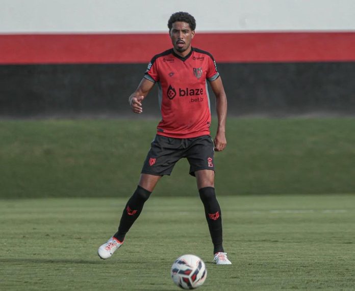 Lucas Ramires, zagueiro emprestado pelo Atlético-GO ao Volta Redonda-RJ, para jogar a Série B 2025