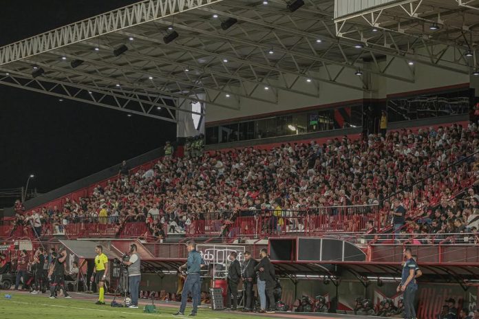 Torcida do Atlético-GO no clássico contra o Goiás, pela Série B 2025