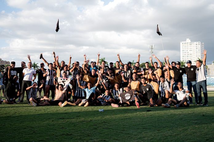 goiania sub 20 2 foto do time do goiânia comemorando acesso no sub-20