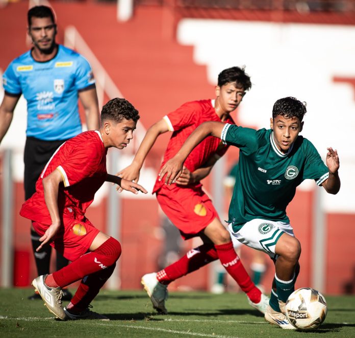 goias vila sub13 foto de clássico entre goiás x vila nova no sub-13