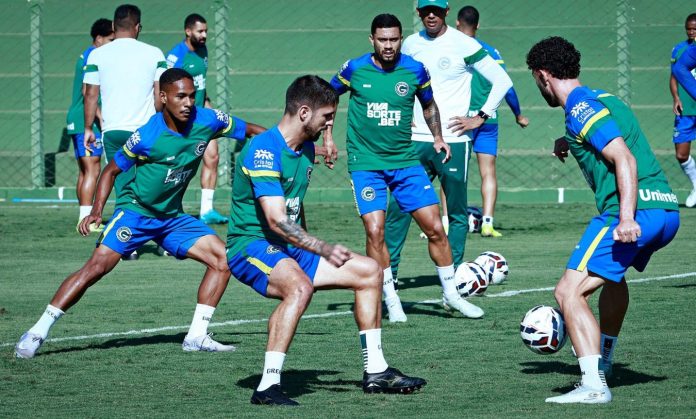 treino goiás esporte clube foto de treino do goiás para a série b 2025