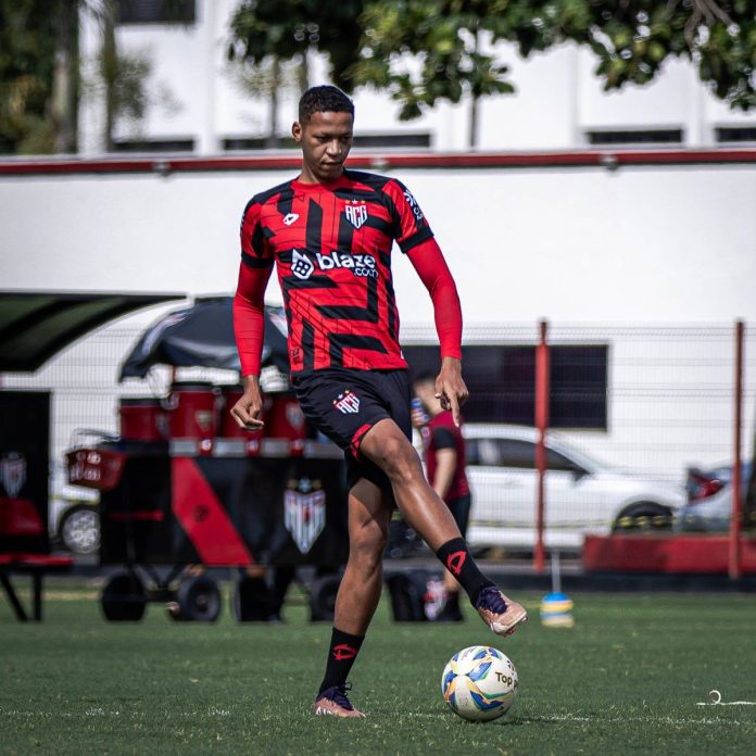 ADRIANO MARTINS JOGADOR DO ATLÉTICO-GO