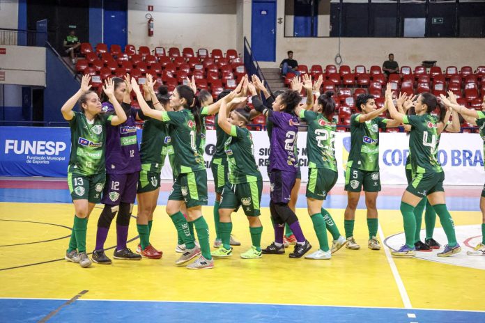 CLUBE RESENHAS futsal FOTO DA EQUIPE DO CLUBE RESENHAS COMEMORANDO NA LIGA FEMININA DE FUTSAL