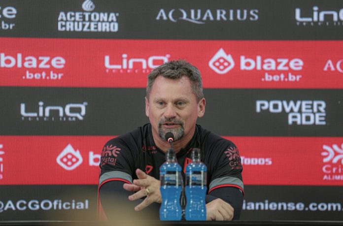 fabio matias acg foto do técnico fábio matias, do atlético goianiense, antes de encarar o paysandu