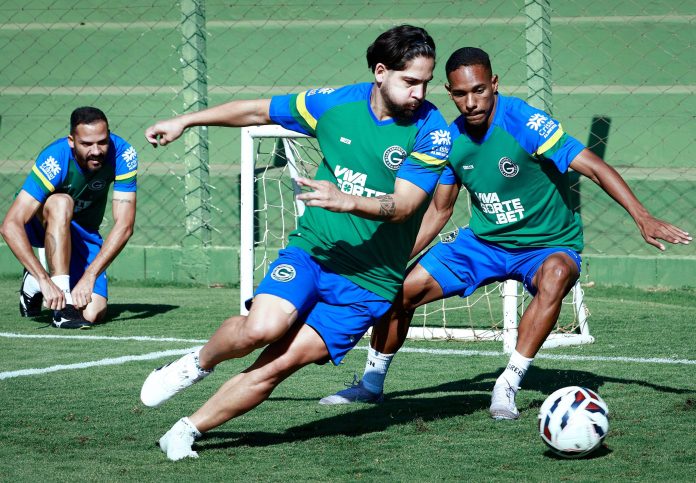 Anselmo Ramon, Martín Benítez e Jean Carlos em treino pelo Goiás