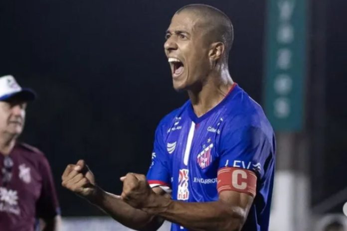 foto do jogador gustavo leite com a camisa do trindade atlético clube