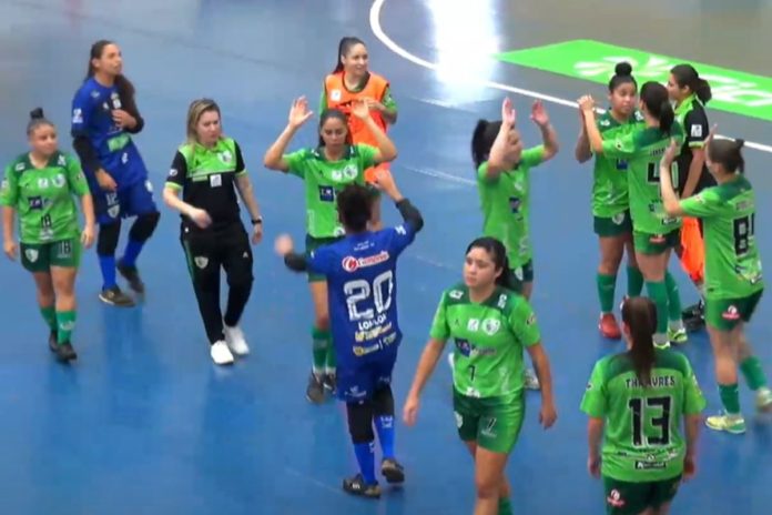 DORAMA BRASILEIRO (80) foto da jogadores do resenha comemorando vitória na Liga Feminina de Futsal