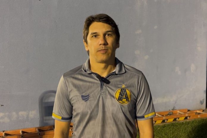 lúcio flávio aparecidense foto do técnico lúcio flávio da aparecidense