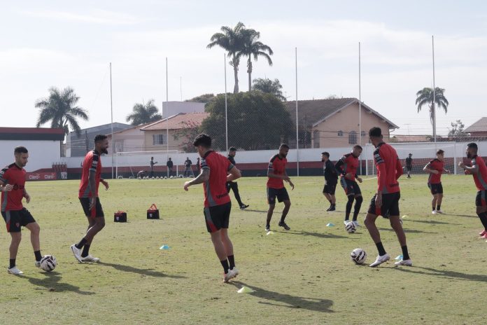 Elenco do Atlético-GO em treino para a Série B 2025