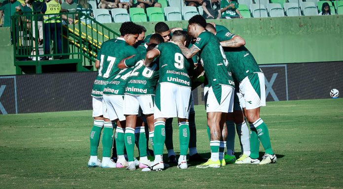 Elenco do Goiás na vitória por 3x1 sobre o Cuiabá, pela 17ª rodada da Série B 2025