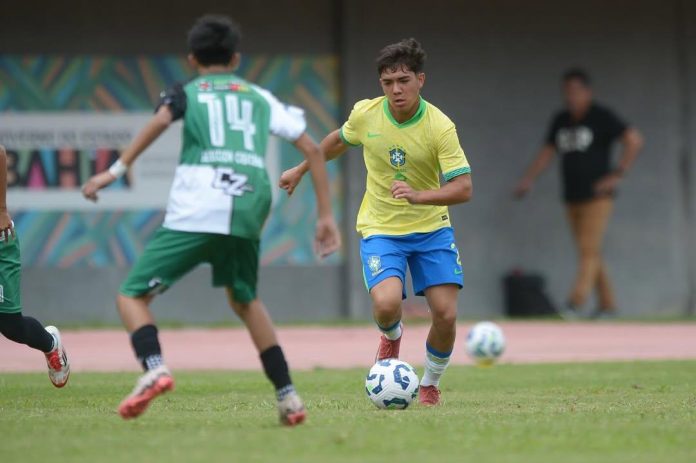 Heitor Araújo, lateral-direito do Goiás, campeão da Copa 2 de Julho sub-15 2025 com a Seleção Brasileira