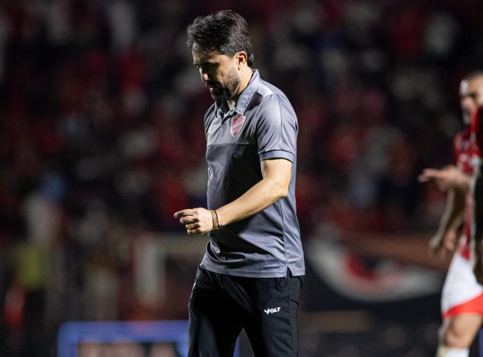 Luizinho Lopes sai de campo em Vila Nova 0x0 Operário-PR - 16ª rodada da Série B 2025