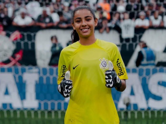 Nathália Borges, goleira do Corinthians sub-15, natural de Trindade