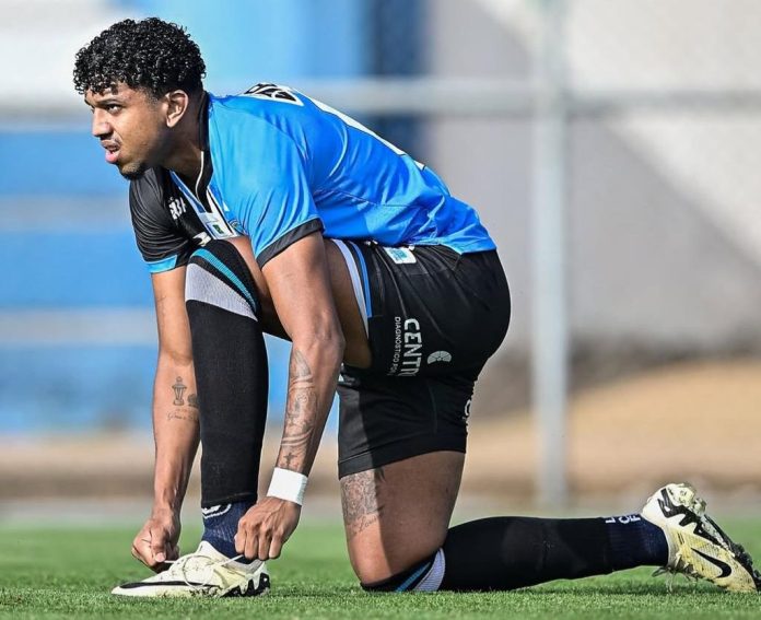 Pedro Romano, novo zagueiro do Vila Nova para a Série B 2025