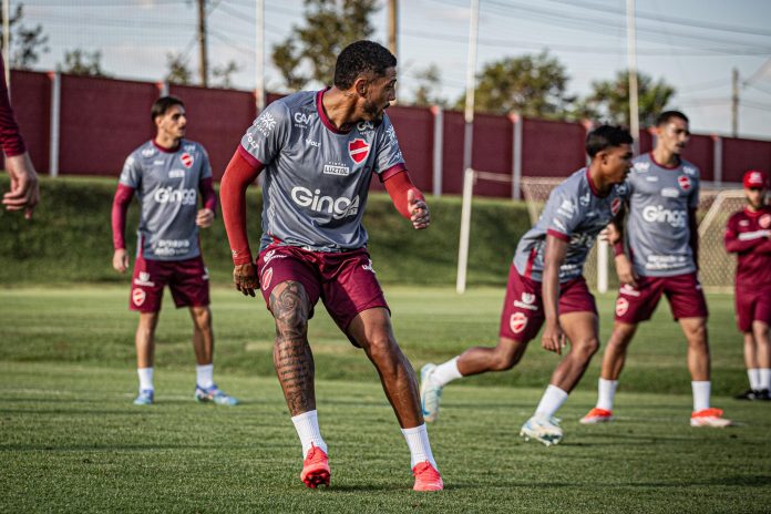 Willian Formiga em treino no Vila Nova, em julho de 2025