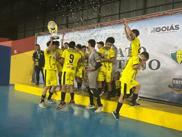 FOTO da equipe do instituto set comemorando no campeonato metropolitano de futsal 2025