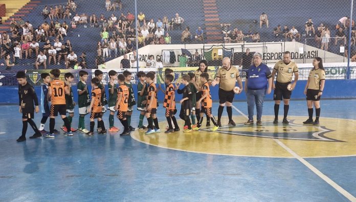 foto do ginásio de campinas durante partida de campeonato da FGFS
