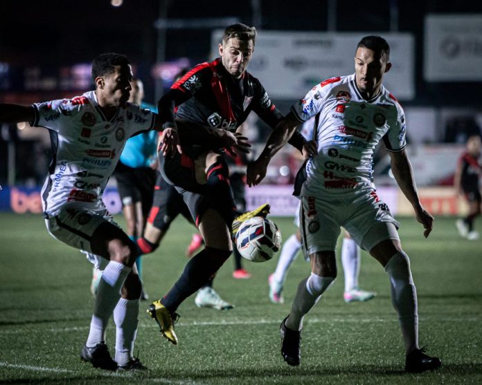 foto da partida entre operário-pr x atlético-go pela série b