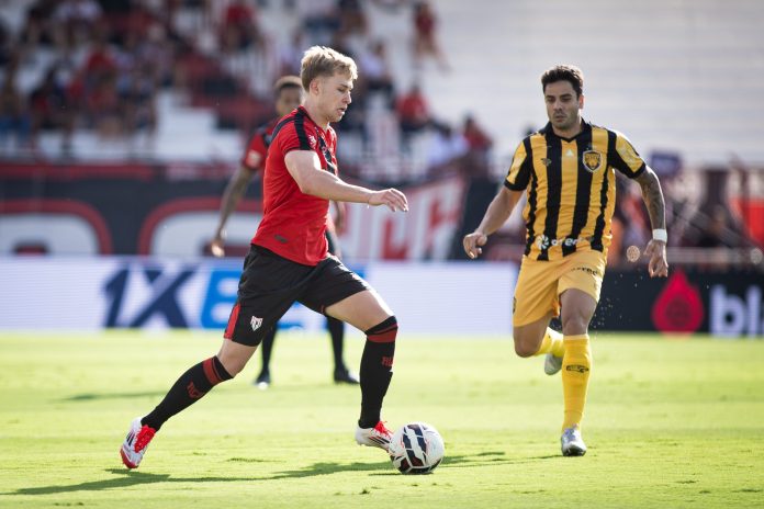 Ronald e Henrique Almeida em Atlético GO 2x0 Amazonas - 24ª rodada da Série B 2025