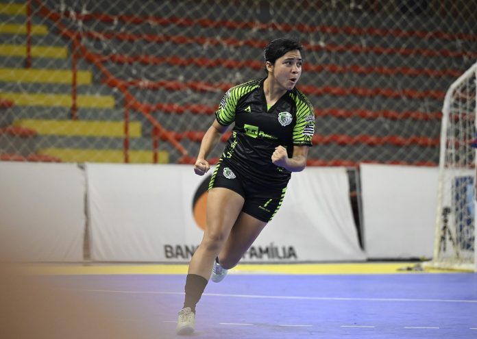 resenhas fc rio verde foto de jogadora do resenhas comemorando