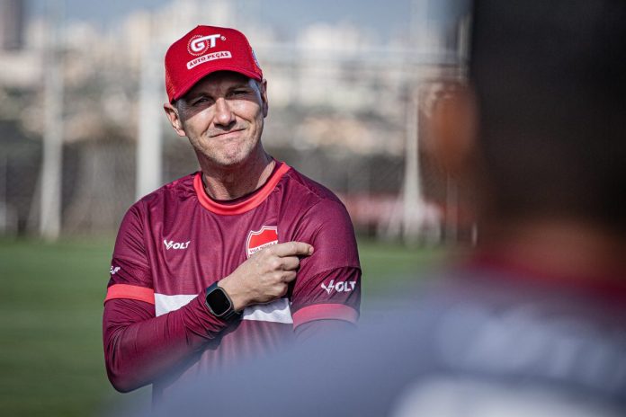 paulo turra vila nova paulo turra durante treino do vila nova futebol clube