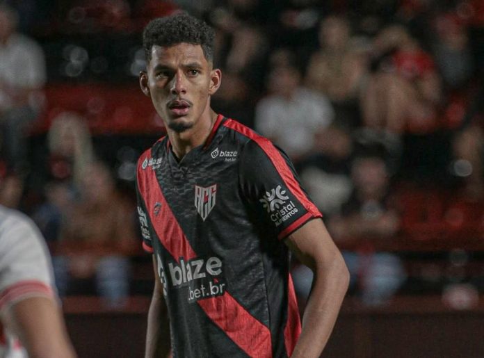 Alix Vinícius, zagueiro do Atlético-GO