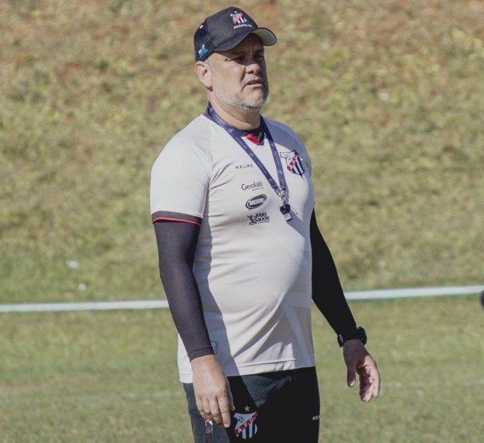 Gabardo Júnior em treino no comando do Anápolis em 2025