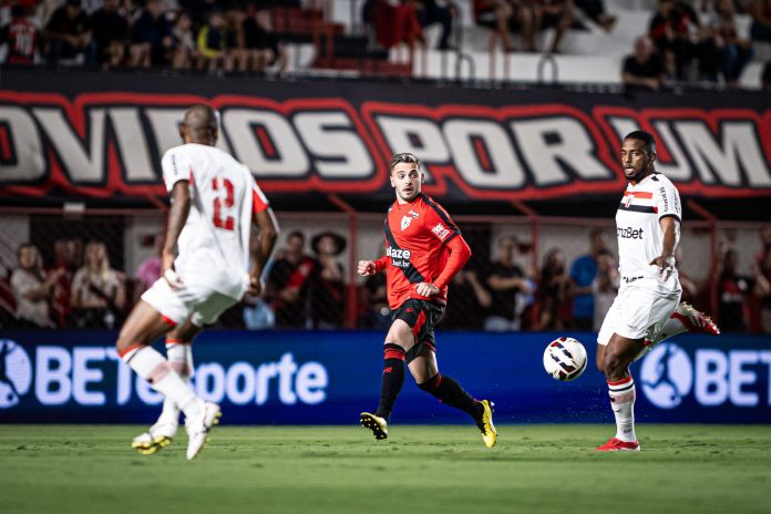 Kelvin em Atlético GO x Botafogo SP - 21ª rodada da Série B 2025