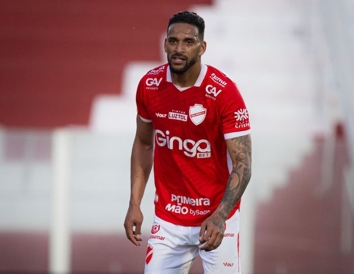 Júnior Todinho pelo Vila Nova na Série B 2025