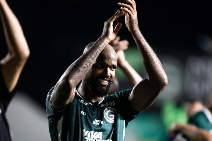 Messias, zagueiro do Goiás na Série B 2025