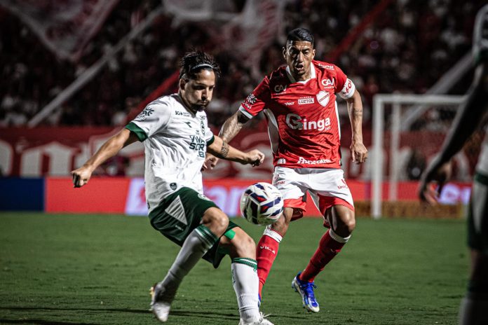 Ralf, volante do Vila Nova, junto com Martín Benítez, meia do Goiás, na vitória por 2x0 sobre o Goiás, pela 22ª rodada da Série B 2025
