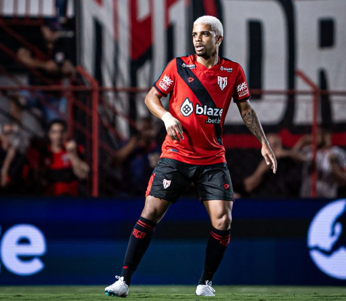 Robert, meia do Atlético-GO na Série B 2025