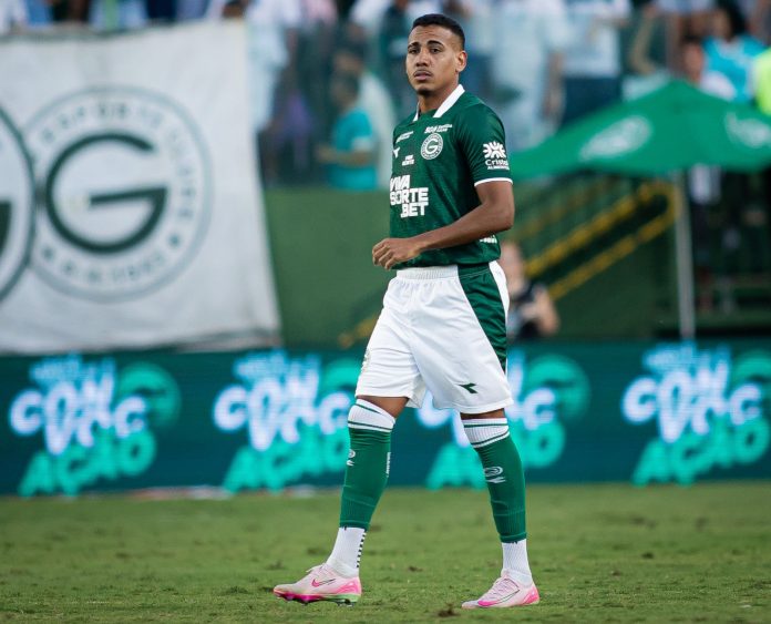 Zé Hugo com a camisa do Goiás na Série B 2025