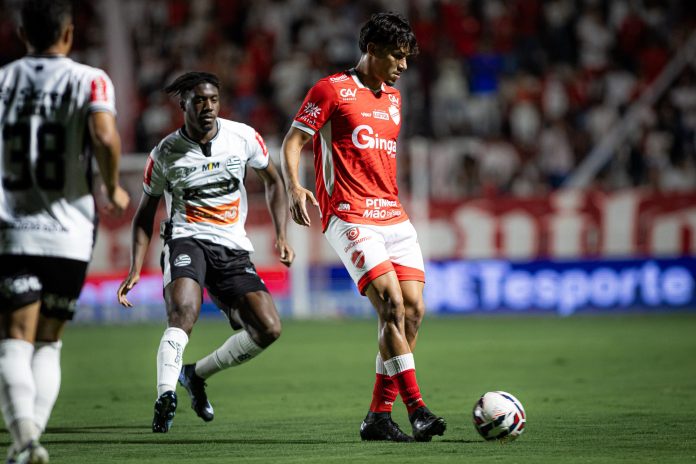 Ronaldo Tavares e Nathan Melo em Vila Nova x Athletic-MG - 25ª rodada da Série B 2025