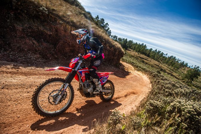 Bárbara Neves, piloto goiana no 43º Enduro da Independência, em 2025