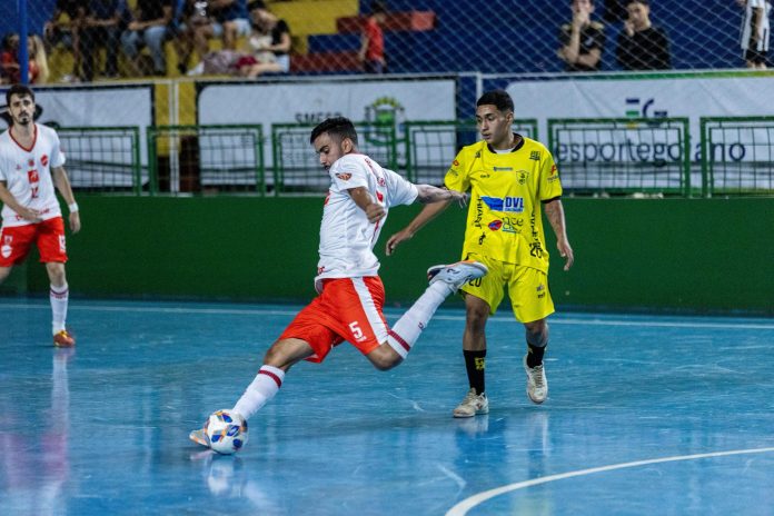 Claudinho (Vila) e Erick do Carmo (Set) em Vila Nova 6x0 Instituto Set - Goiano de futsal adulto masculino 2025