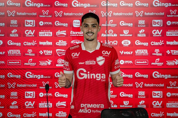 Enzo Bizzotto com a camisa do Vila Nova