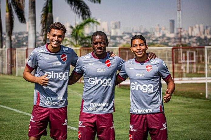 Jogadores do sub-20 do Vila Nova em treino com o profissional para a Série B 2025