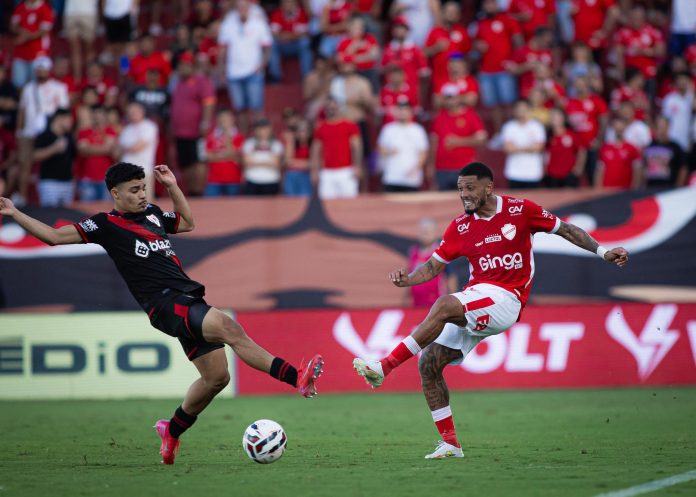 Kauan e Willian Formiga em Vila Nova 1x0 Atlético-GO - 1º turno da Série B 2025