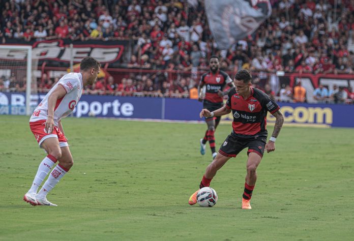 Elias e Yuri Alves em Atlético GO 1x0 Vila Nova - 33ª rodada da Série B 2025
