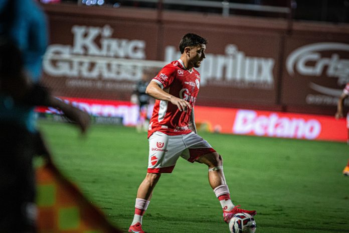 João Vieira, volante do Vila Nova em 2025