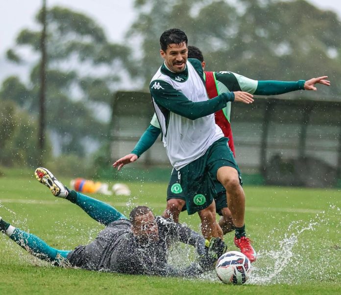 Marcinho, atacante ex-futebol goiano, na Chapecoense durante a Série B 2025