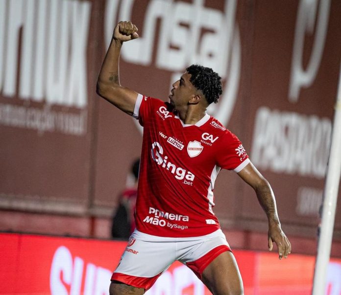 Pedro Romano faz o gol da vitória em Vila Nova 1x0 Amazonas - 32ª rodada da Série B 2025